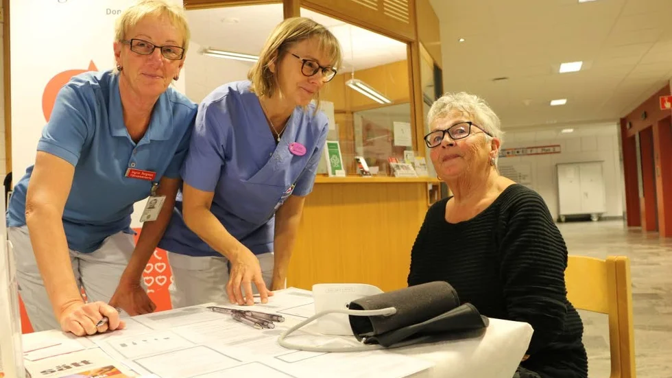Ingrid Weiberg fick hjälp av hjärtsjuksköterskorna Ingrid Bergman och Ann Ingström att fylla i en hälsodeklaration.
