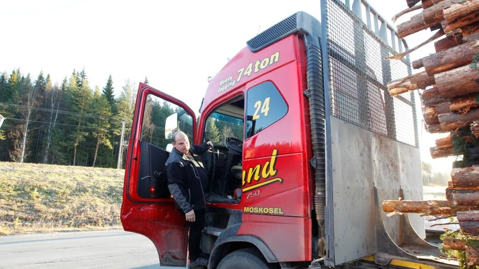 "Heavy logging 74 ton". Ja med den här lastbilen kan Anders Eklund få med sig upp till tio ton mer per last.