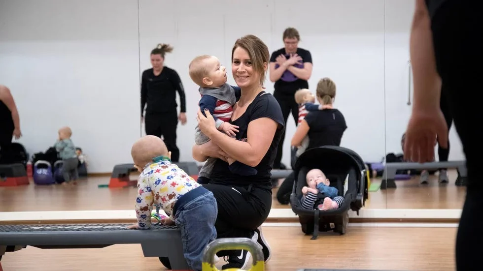 Instruktören Jennie Johansson tar hand om barnen och visar mammorna hur de ska träna.”Det är så mysigt att ha med dom små på passen.” säger hon.