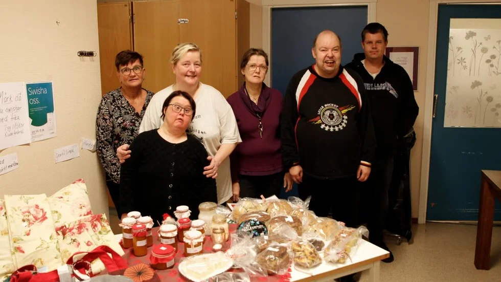 Handledaren Kersin Vikberg och  Anneli Isaksson, Åsa Lakso, Inger Lundkvist, Jocke Juukabäck och Robert Sandström sålde fika för fulla muggar under julbasaren.