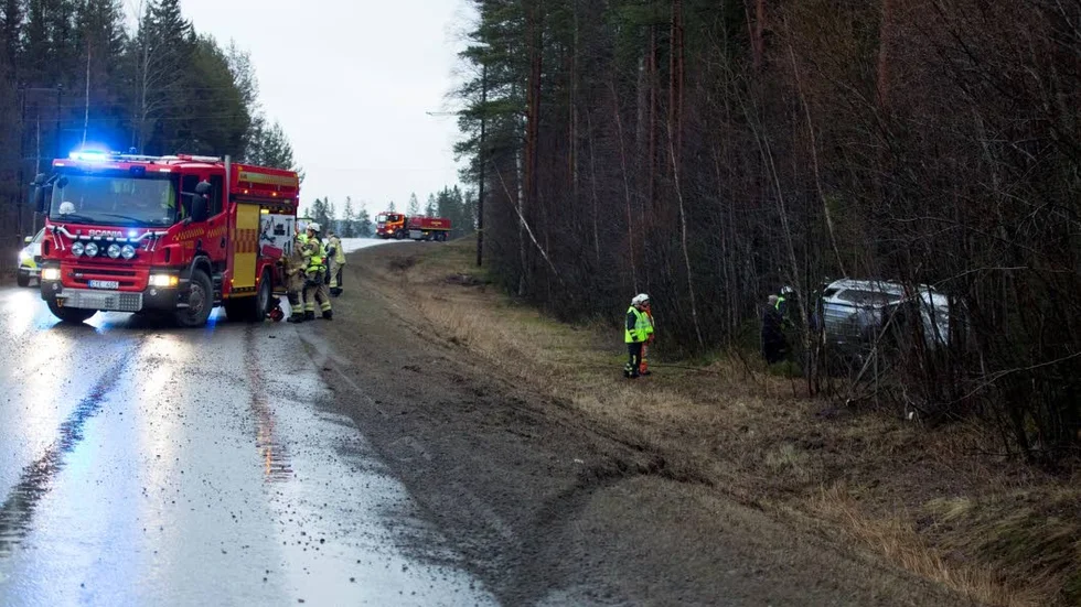Vid den våldsamma singelolyckan sladdade bilen en ganska lång sträcka innan den slutligen hamnade i slyskogen efter att ha voltat minst ett och ett halvt varv. (Arkivbild)