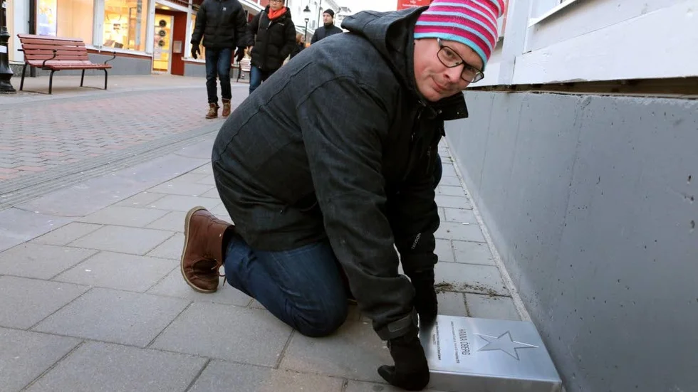 Jonas Lindberg kämpade i kylan med att plattorna på plats.