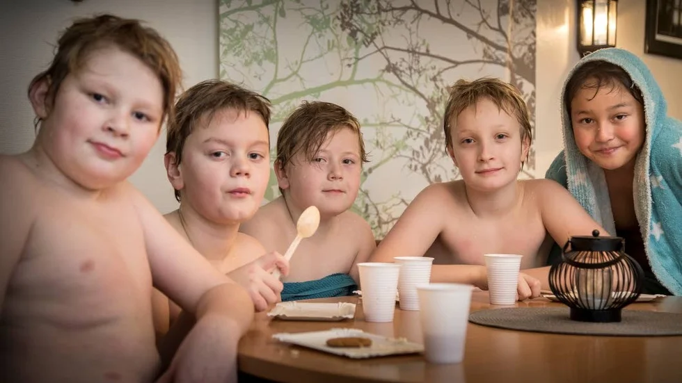Är det 80-årsjubileum bjuds det på tårta.  Lukas Sandström, William Westerlund, Alfred Pettersson, Jan Garpebring och Guilhermo Rodrigues njöt av gofikat.