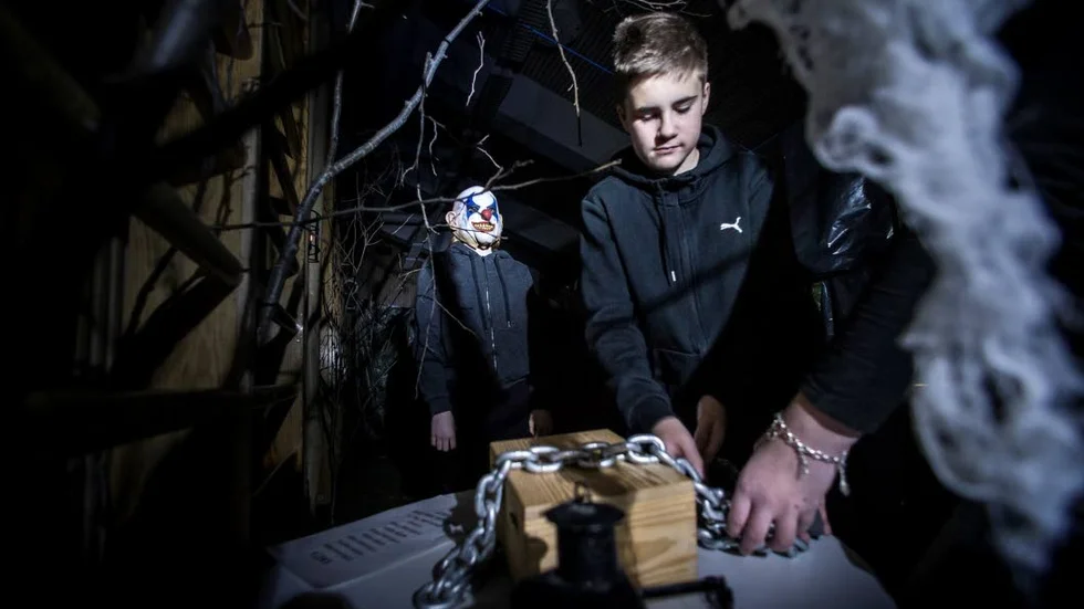 Väl nere i skräcktunneln fick man en nyckelknippa och instruktioner om hur många steg man skulle ta innan man kom till den fruktade låsta träkistan med läskigt innehåll.