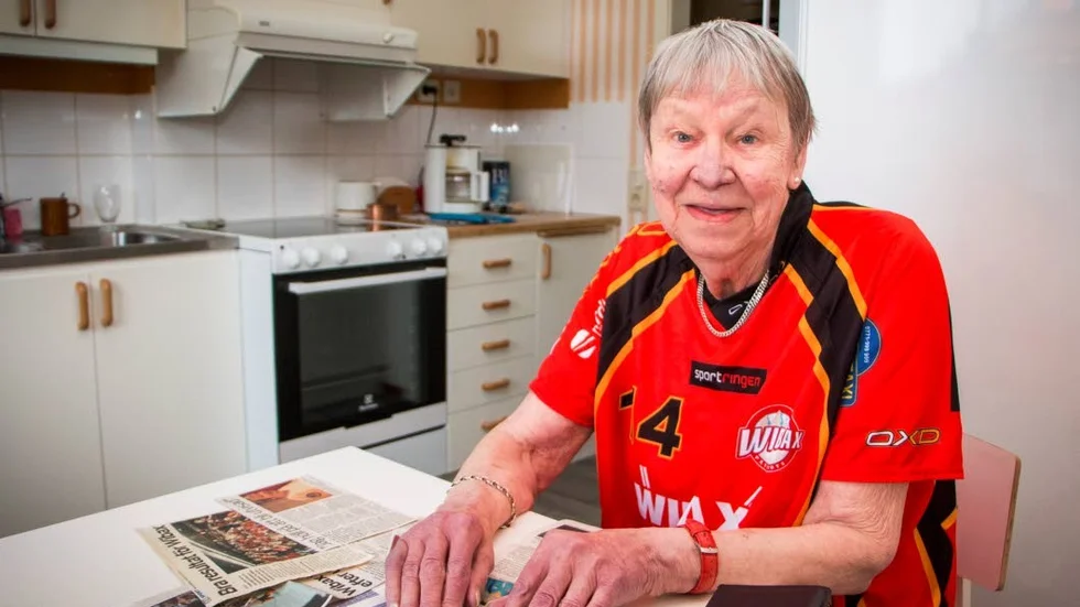 Några tidningsurklipp har Bibbi Almquist hunnit samla på sig sedan hon gav bort hela sitt klippalbum till favoritspelaren Janne Persson.