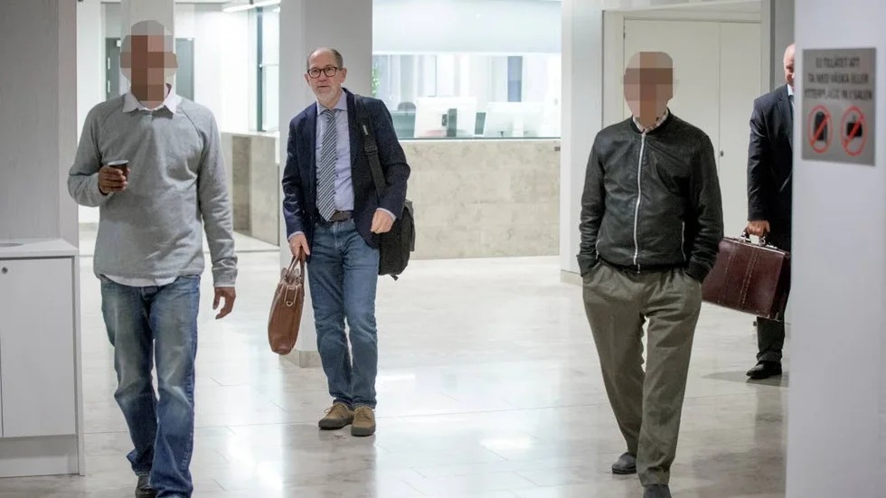 Den 39-årige restaurangchefen (till vänster) och krögaren har under rättegången svurit sig fria från brottsligt ansvar. I bakgrunden syns advokat Håkan Kjellgren som har försvarat krögaren.
