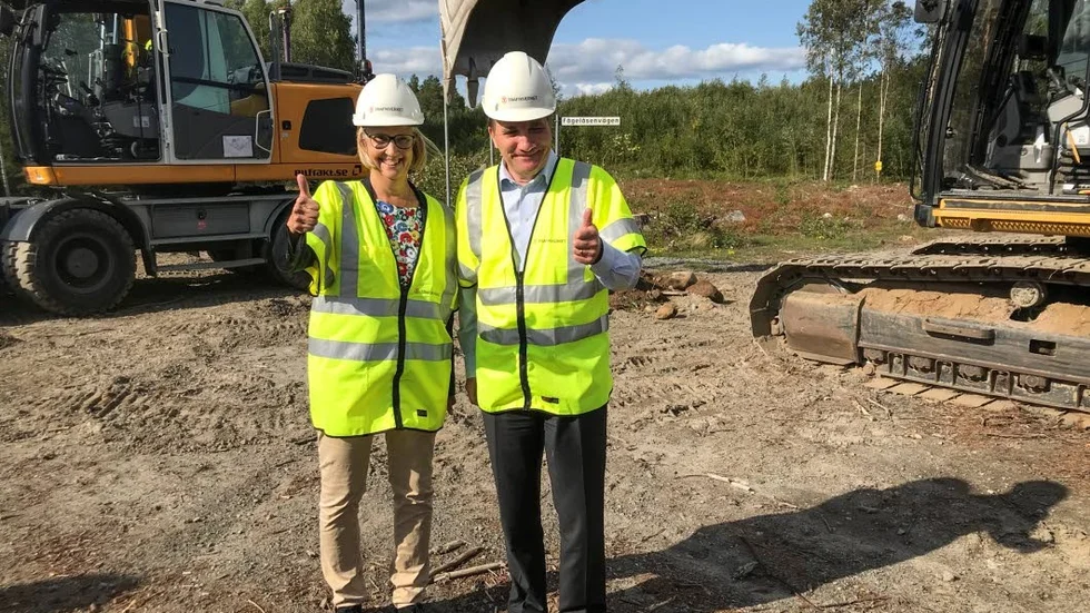 Så här glada var Trafikverkets generaldirektör Lena Erixon och statsminister Stefan Löfven (S) efter första grävmaskinstaget på Norrbotniabanan.