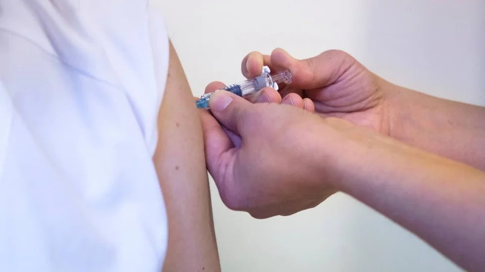 Inför ett nationellt vaccinationsprogram för riskgrupper. Det skriver Alexandra Charles von Hofsten och Kerstin Brismar.