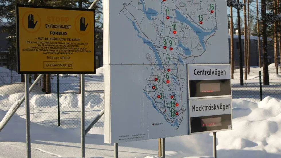 Så här kan skyltarna se ut som varnar för att Försvaret ägnar sig åt övning på skjutfält.