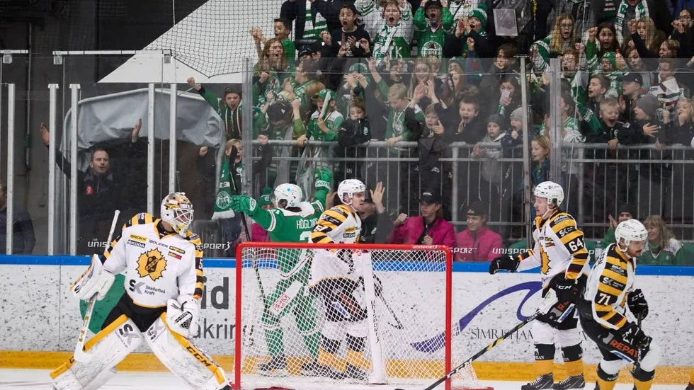 Nils Höglander slår till och gör 1-0.