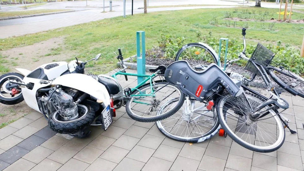Det var smått kaos på Stadstornets cykel- och mopedparkering på torsdagsmorgonen.