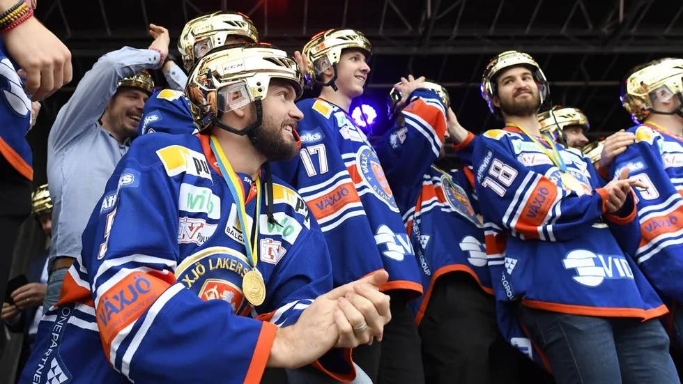 Växjö Lakers fick fira i guldhjälmar efter förra säsongen. Lyckas de upprepa succén? Arkivbild.