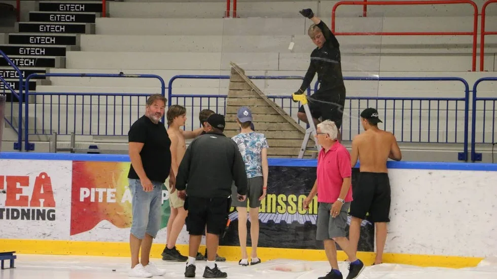Både feriearbetare, vaktmästare och frivilliga är involverade i kampen mot klockan. Längst till vänster kanslichefen Fredde Lindgren.