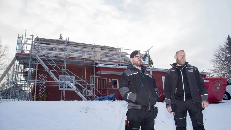 I slutet av oktober utfördes ett takarbete på en villa på Atletgatan i Öjebyn. Jörgen Wiklund och David Jonsson genomför fem-sex takarbeten varje år.