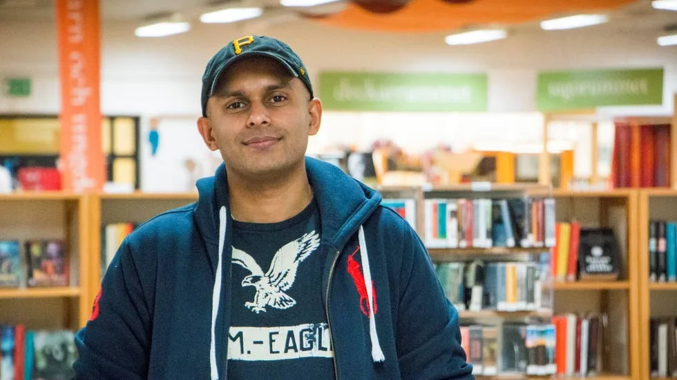 Polisen och författaren Simon Häggström besökte Kafe å läs på Piteå stadsbibliotek på torsdagskvällen.