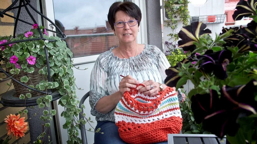 Christina Eriksson varvar gärna ner med hantverk. Just nu virkar hon en väska som hon ska ge bort. "Jag tycker att det är avkoppling att hålla på med hantverk, jag kan inte göra något annat samtidigt utan jag måste se vad jag gör", säger hon.