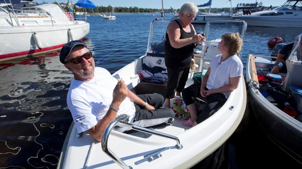 Lars och Christina Ekman och Tova Carlsson njöt av skärgårdsfesten. ”Det är kul när de anordnar det här. Vi har kört båt från Guldkusten”, säger Lars Ekman.