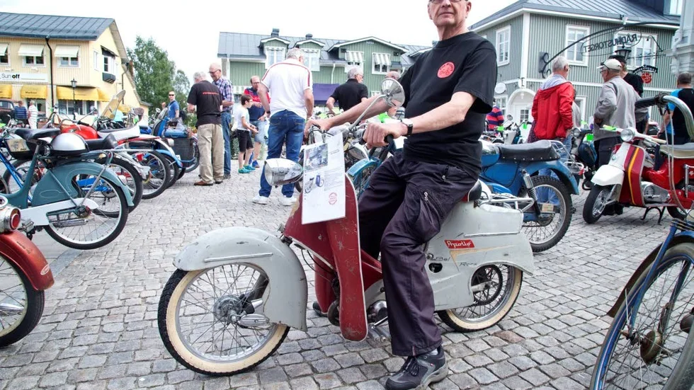 Kalle Bohm visade upp sin "världsrekordmoped". En Apollo bel rock. "Den här har funnits i familjen i 55 år. Det är roligt att visa upp mopeden, jag tror inte att det finns någon mer sådan här i Norrbotten i dag som fungerar", säger han.