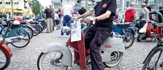 Gamla mopeder glänste på torget