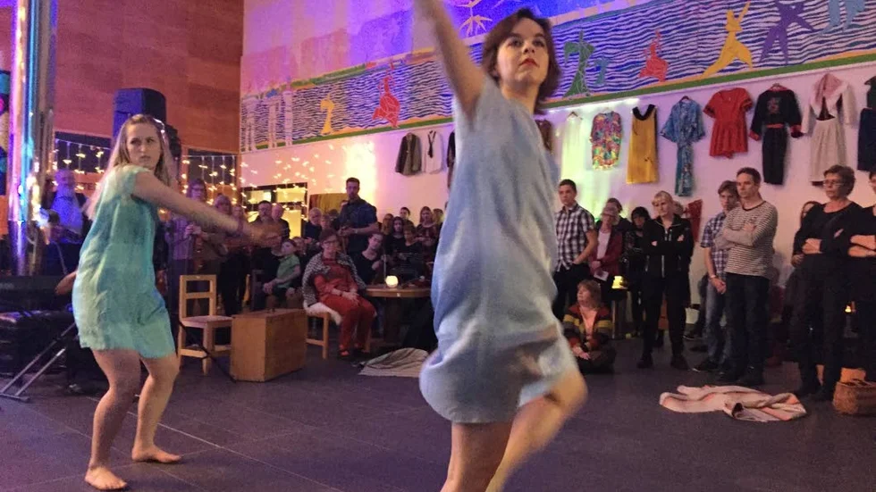 Dansarna Samantha och Isadora bjöd på flera dansanta inslag i invigningen.