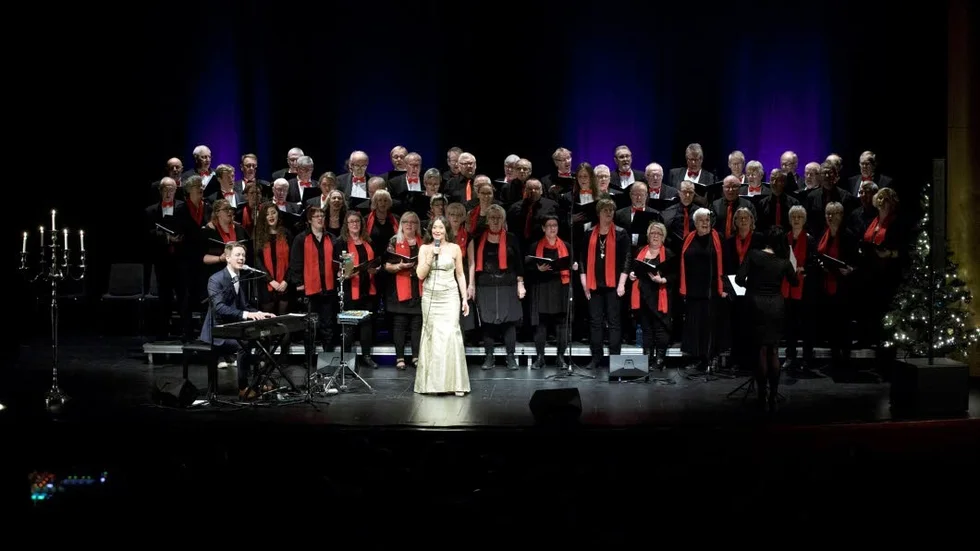 Stilrent och säkert. Anna-Lotta Larsson levererade skön julmusik ackompanjerad av Andreas Landegren på piano och med röststark uppbackning från Rosvikskören och Hortlax manskör.