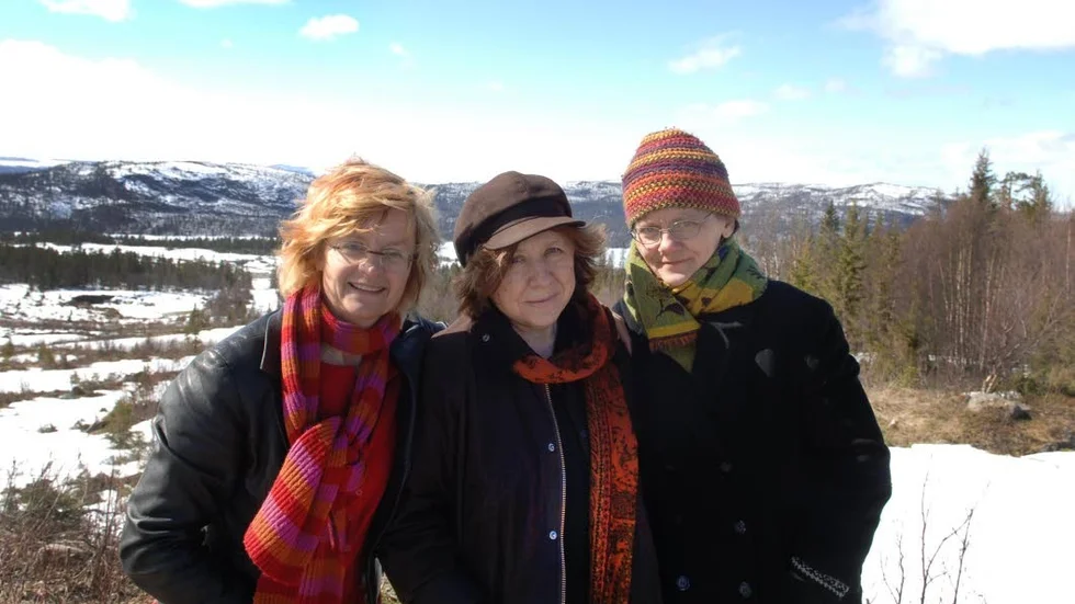 Maria Söderberg, Svetlana Aleksijevitj och Kajsa Öberg Lindsten på Björnberget i Laisvall.