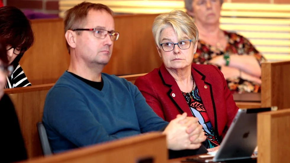 Kommunalråd Helena Öhlund och Socialdemokraternas ordförande Tomas Egmark är inte alls nöjda med beslutet att behålla lågstadiet i Korsträsk och högstadiet i Vidsel.