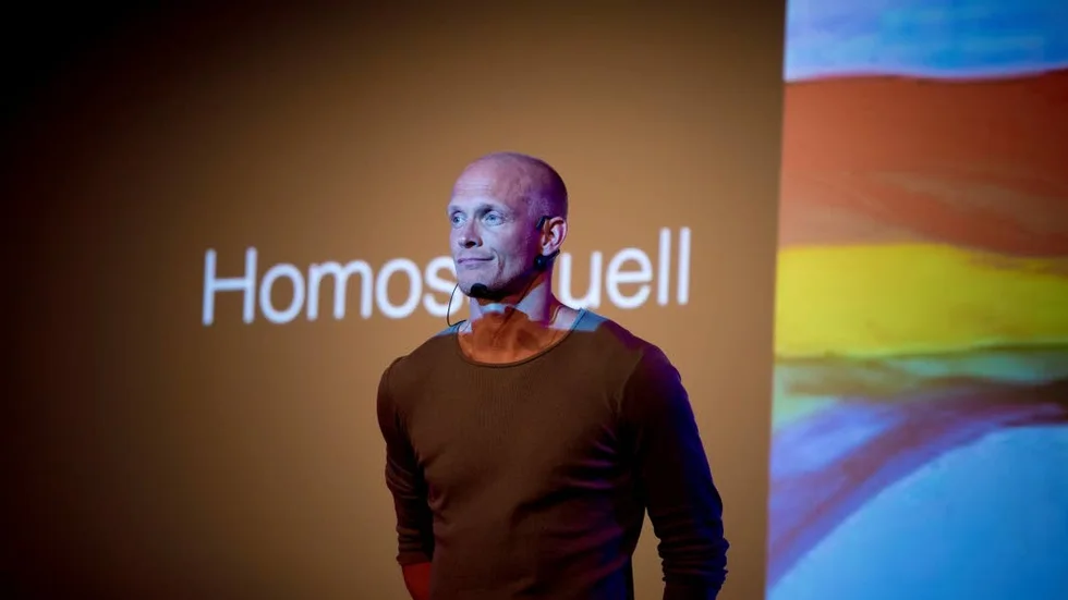 Tobias Karlsson kom ut som homosexuell 1999. Då hade han haft hemligheten för sig själv i tio år. "Jag var livrädd", säger han.