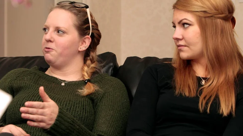 Franziska Möller (till vänster) och Liv Hedman har båda flyttat från Älvsbyn och köpt var sitt hus i Vidsel. "Det kostar ju mer att pendla 8 mil om dagen än att äga ett hus här", säger Liv Hedman.