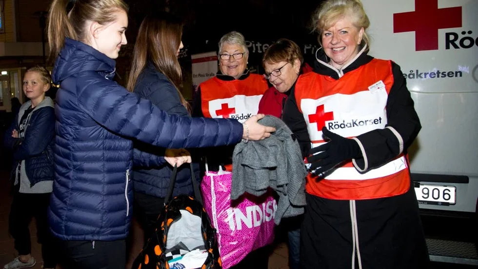 Agnes Karlsson och Elina Lestander, till vänster, kom med klädpåsar till Röda Korset där Björg Skaugvold, Kristina Roslin och Ulla-Britt Boström tog emot.