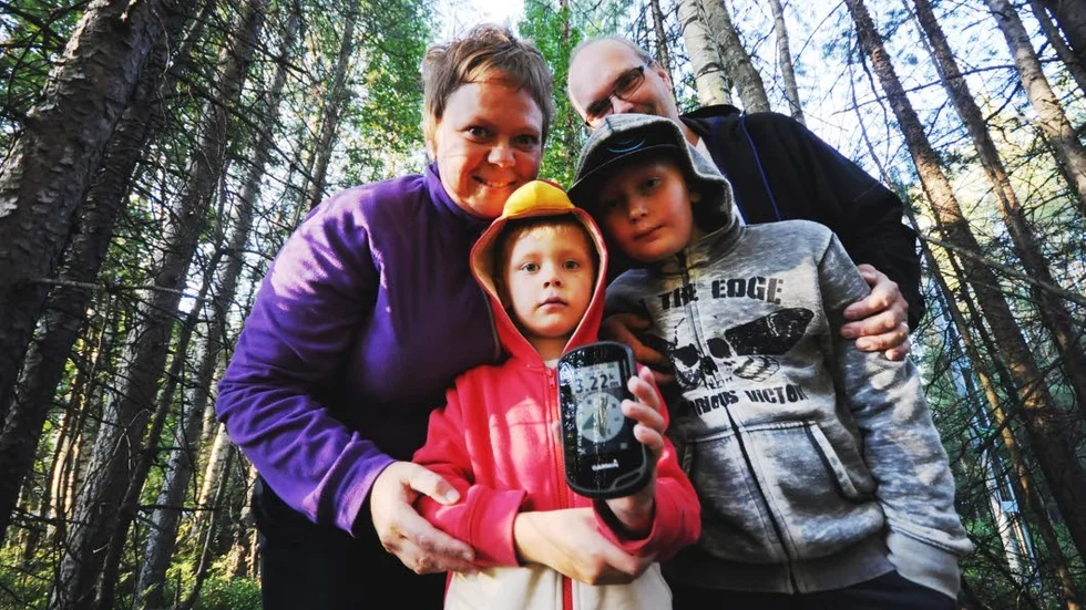 Syskonen Colin och Isaac Lind har tillsammans hittat ungefär 400 cacher, ”skatter” som finns utplacerade överallt i världen. Till sin hjälp har de mamma Kathleen och pappa Tomas.