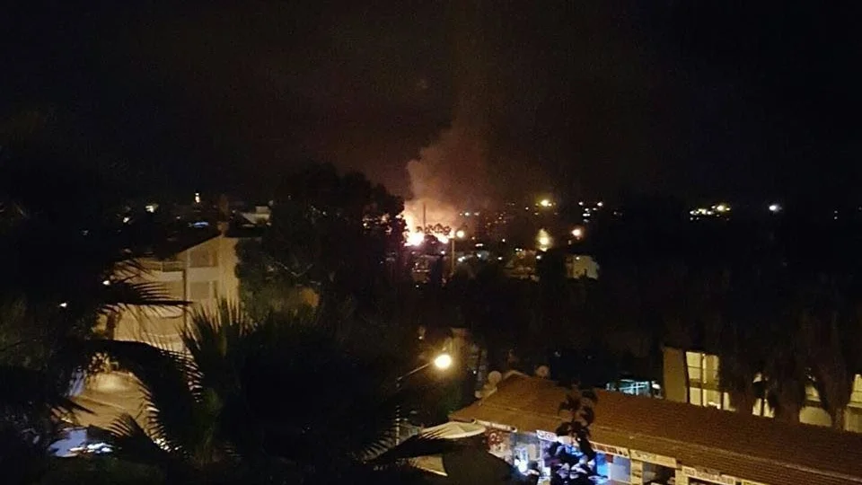 Från hotellbalkongen har Jennifer Nording fotograferat brandattentatet mot en kurdisk restaurang i närområdet. ”Det var väldigt kusligt”.