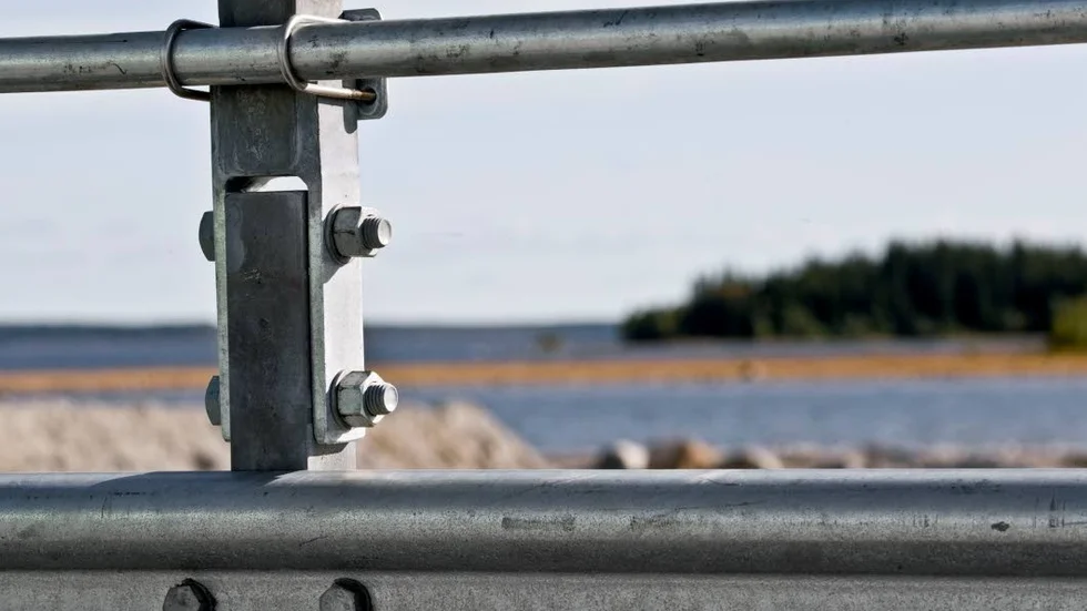 Broräcket har byggts med öppningsbara bultar, vilka kan tas bort om breda stora ekipage för exempelvis vindkraften måste passera.