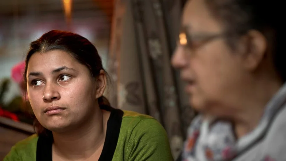 Florica Tanasa har lämnat sina barn, tre och fyra år gamla hemma hos sin mamma i Rumänien för att tjäna pengar genom att tigga i Sverige.