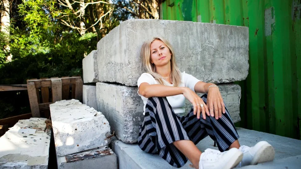 Lisa Larsson började sin skådespelarbana på Regnbågsteatern i Piteå. Nu är hon professionell skådespelare. Under våren kan Piteborna se henne agera  på hemmascenen i Piteå när hon axlar rollen som Maggie i ”Katt på hett plåttak”.