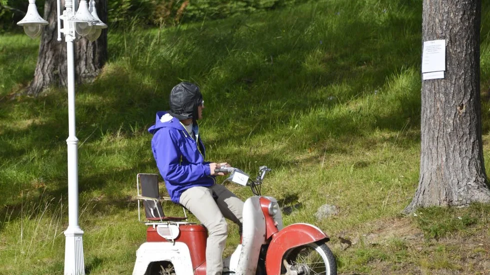 Lars Wikberg med sin Crescent 1146 i Marklundsparken, där tipsrundans sista fråga fanns.