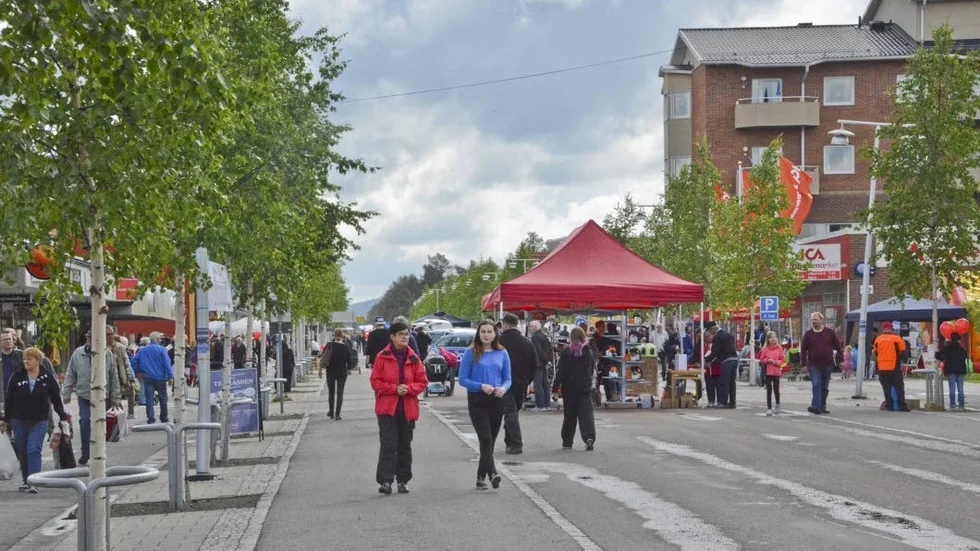 Tur med vädret, många besökare och ett 50-tal utställare vid årets A-smällen sammanfattar fredagen i Arvids­jaurs centrum.