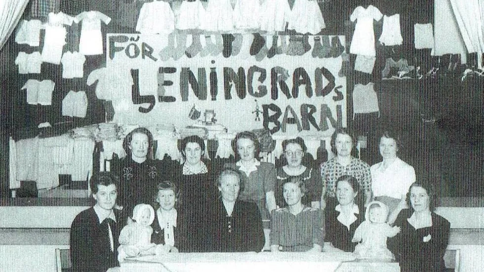 En bild från 1940-talet. SKV-kvinnorna samlade i Munksunds Folkets hus för att skicka kläder till Leningrads barn.