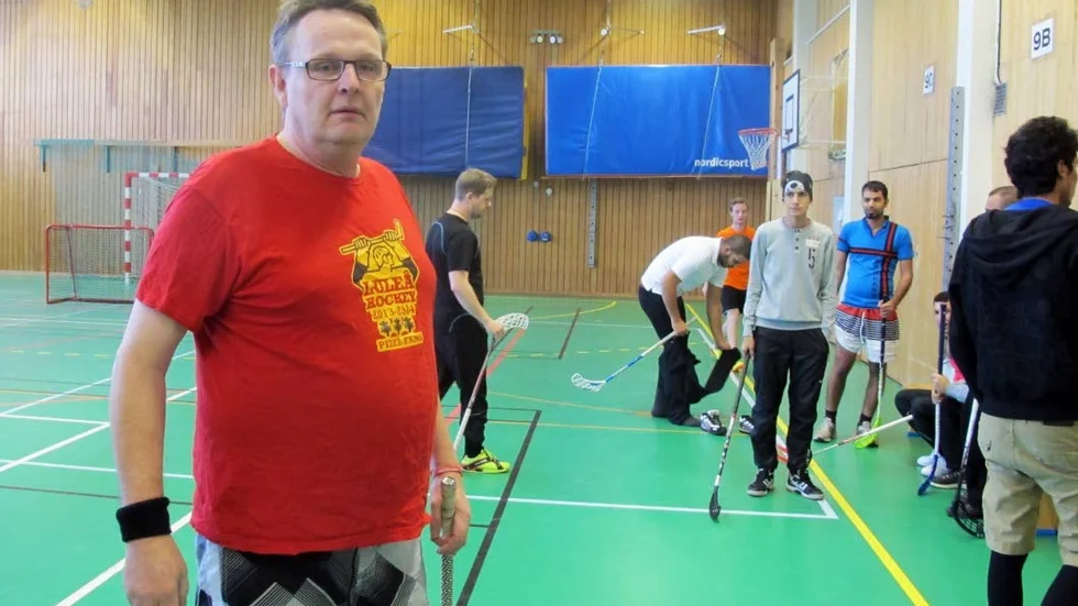 Eldsjälen Lars Sjölund som tagit intitiativet till innebandy cupen deltog själv i spelet.
