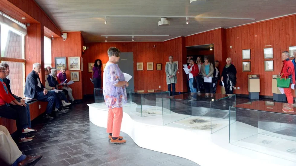 Vanda Wallström, ordförande i Arjeplogs konstförening berättade om utställningen ”I doktorns fotspår” inför en stor vernissagepublik.