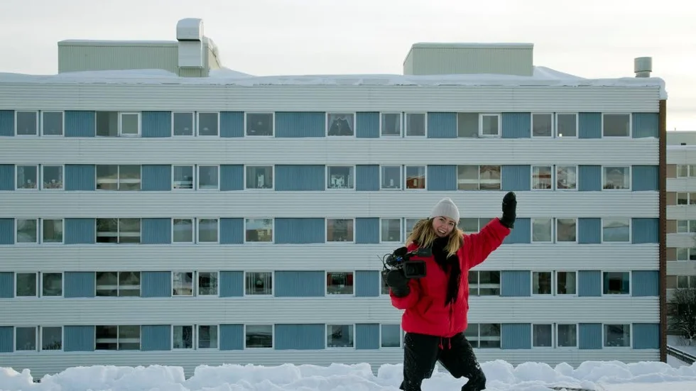 24 Norrbottens videoreporter Sofia Wellborg högt upp på ett snöfyllt tak.
"I vintras var det väldigt mycket snö i Piteå och den här bilden tog Jens Ökvist av mig när vi var uppe på ett tak i Centrumområdet tillsammans med två takskottare. Det är tur att jag gillar höjder för i vårt jobb vet man aldrig var man hamnar", berättar hon.