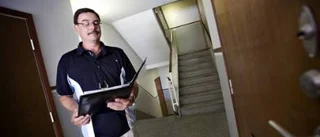 "Det har hänt att folk burit ut tv:n mitt framför mig"