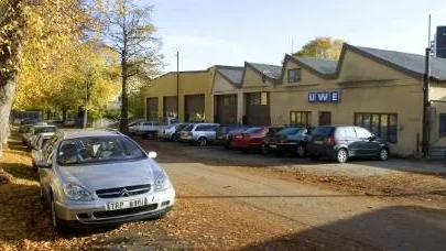 Längs ena sidan av Oskarsgatan är det UWE-verken, gammal tillverkare av ventilationsutrustning, som helt dominerar. Även om fabriken ska flytta framöver, så finns det anledning att spara i varje fall sådana här gamla sågtandshus.