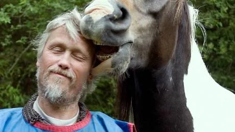 För Benny Svensson är kemin mellan honom och hästen mycket viktig. "Det gäller att visa vem som bestämmer" säger han innan vi går till hästhagen där Mustang passar på att ge Benny en riktig puss.