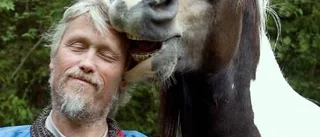 Mannen bakom masken