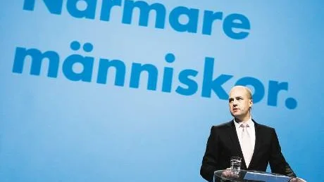 Statsminister Fredrik Reinfeldt talar vid moderaternas kommunala rikskonferens i Göteborg i mars. Nu har moderaterna inlett en annonskampanj för att få väljarna att byta fokus.