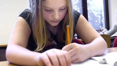 Emelie i årskurs tre tycker inte att det är så svårt med matte.  - Men det är mer minus i trean än det var i tvåan, säger hon.
