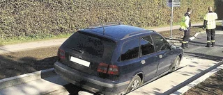 Bil fastnade i bussgraven