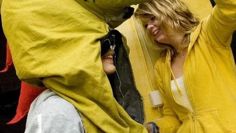 Draken blir inspekterad av Emma Peterson inför lördagskvällens Mikaelifirande i Waldorfskolan. Foto: Robert Svensson