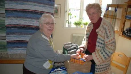 Gunbritt Persson var intresserad av Elvy Anderssons handstickade barnmössor. "Det är prima kvalité", sa Gunbritt och kände på materialet. Det är åtskilliga timmars jobb som ligger bakom, intygade Elvy. "Det har tagit några år att göra allt det här", sa hon.